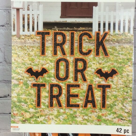 Trick Or Treat 18" Letters & Bats Yard Sign Halloween Festival Party 42 pc Kit - Picture 2 of 7